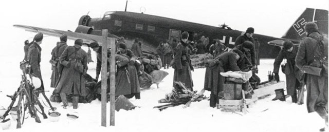 데미얀스크 비행장에 착륙한 Ju-52 수송기에서 보급품을 하역하는 모습. 공군의 지원 덕분에 고립된 독일 제2군단은 계속 저항할 수 있었고 결국 승리했다. <사진 : 독일 연방문서보관소>