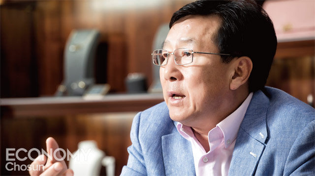 김기문 회장은 “로만손 시계는 우리가 주얼리 사업을 시작할 수 있는 원천적인 역할을 충분히 했고 앞으로도 실적을 착실히 키워나가겠다”고 말했다. <사진 : C영상미디어 이신영>