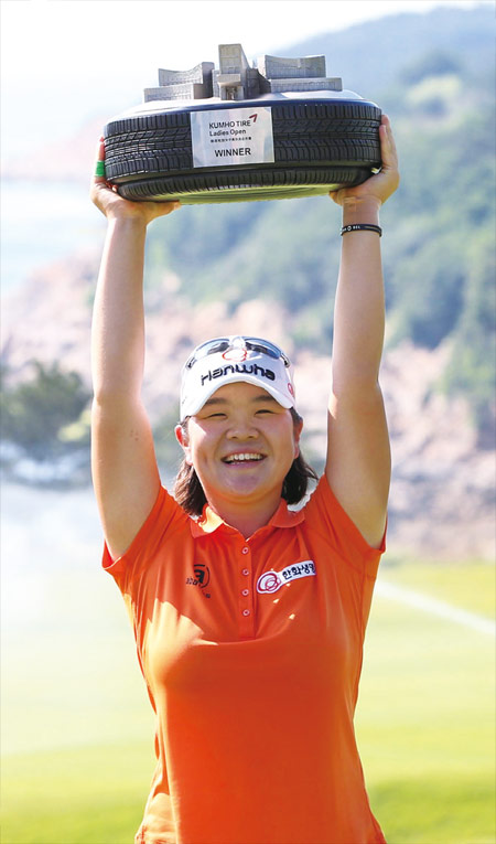 이민영이 7월 3일 중국 웨이하이 포인트 골프장에서 열린 KLPGA 투어 금호타이어 여자오픈에서 우승한 뒤 트로피를 들고 기뻐하고 있다.