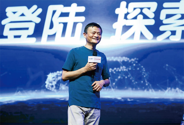 마윈 알리바바 회장이 7월6일 중국 저장성 항저우에서 열린 인터넷 커넥티드 카 룽웨RX5 신차 발표회에서 차량에 대해 설명하고 있다. <사진 : AFP 연합뉴스>