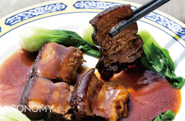 동파육은 중국 시인 소동파가 고안해낸 돼지고기 요리로, 진한 향신료의 풍미와 함께 부드러운 식감이 가히 최고 수준이다. <사진 : C영상미디어 이신영>