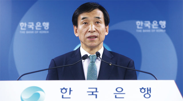 6월9일 이주열 한국은행 총재가 서울 남대문로 한국은행에서 기준금리를 0.25%포인트 인하한 배경에 대해 설명하고 있다. 이 총재는 최근 저물가의 원인으로 국제유가 하락을 꼽았다. <사진 : 박상훈 조선일보 기자>