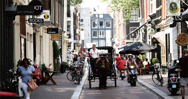 네덜란드의 수도 암스테르담은 런던을 대신할 유력한 금융중심지 후보다. 마차가 달리는 암스테르담의 거리 풍경. <사진 : 블룸버그>