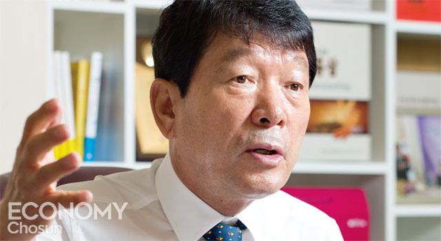 김영식 회장은 사업을 생선에 비유하며 “우리(천호식품)는 몸통만 먹고, 대가리와 꼬리는 우리와 유사한 사업 구조를 지닌 영세 업체에 양보할 것”이라고 말했다. <사진 : C영상미디어 한준호>