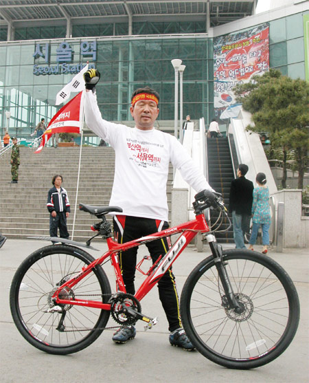 김영식 회장은 2006년에 출시한 신제품 통마늘진액의 효능을 알리기 위해 부산역에서 서울역까지 520㎞를 자전거로 완주했다. <사진 : 천호식품 제공>