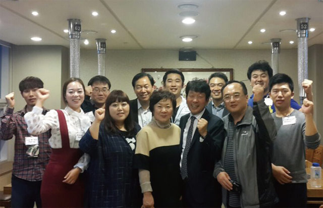 김영식 회장이 개설한 뚝심카페는 수시로 번개 모임을 갖는다. 사진은 2015년 번개 모임.