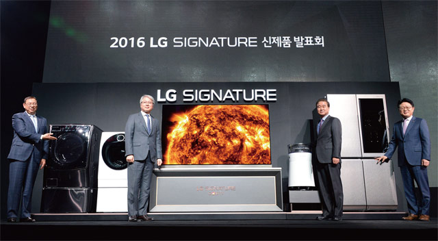 LG전자가 3월 28일 서초 R&D 캠퍼스에서 초프리미엄 ‘LG시그니처’를 발표했다. (왼쪽부터 조성진 H&A사업본부장, 권봉석 H&E사업본부장, 최상규 한국영업본부장, 안승권 최고기술책임자) <사진 : LG전자>