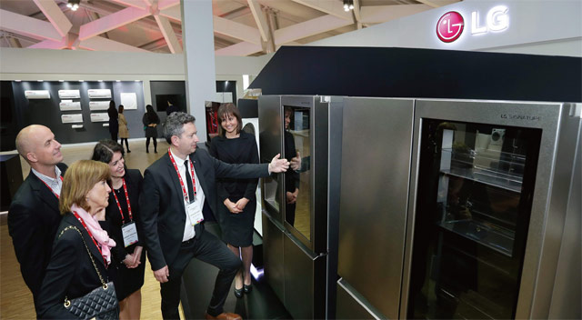해외 유통업체 관계자들이 LG 시그니처 냉장고를 살펴보고 있다. <사진 : LG전자>