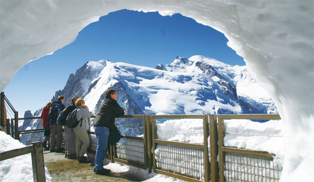몽탕베르 지역 빙하동굴에서 관광객들이 눈덮인 알프스 고봉들을 바라보고 있다. <사진 : 김형우>