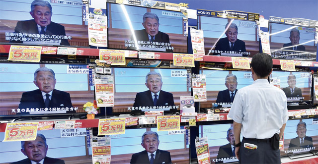 8일 도쿄의 한 전자제품 양판점에 전시된 TV에서 일왕의 대국민 메시지가 나오고 있다. 이 TV는 일본 전자업체 샤프가 생산한 아쿠오스(AQUOS) TV다. 샤프는 경영난을 겪다 올해 대만 훙하이에 인수됐다. <사진 : 연합뉴스 AFP>
