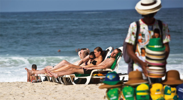 브라질 리우의 코파카바나 해변에서 일광욕을 즐기는 젊은이들. <사진 : 블룸버그>