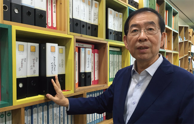 ‘워커홀릭’ 박원순 시장 집무실은 주요 현안에 대한 대응방안이 담겨있는 서류철로 둘러 싸여 있다.<사진 : 박정엽 기자>