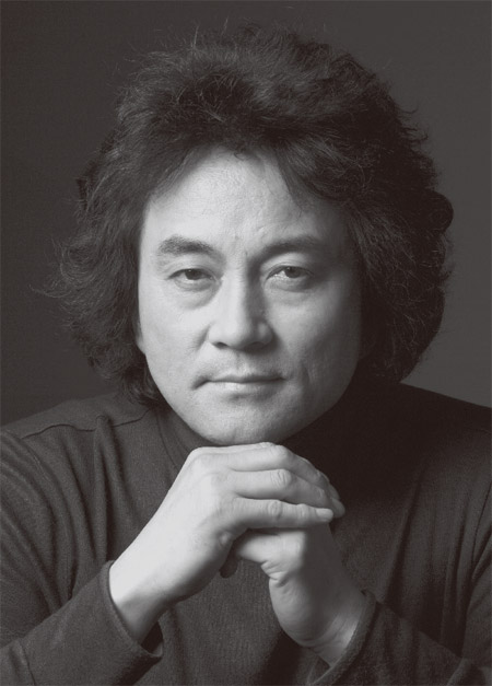 함신익 교수는 “자신을 돋보이기 위해 지휘하는 것을 경계해야 한다”며 “성공을 위해 지휘봉으로 오케스트라 단원들을 끌고 가려고 하지 말고, 그들이 서로의 소리를 듣도록 도와줘야 한다”고 말했다. <사진 : 심포니송>