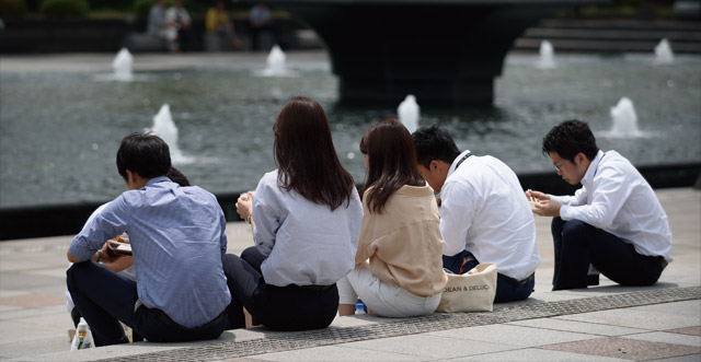 지난 5월 24일 일본 도쿄의 한 공원 분수 앞에 직장인들이 앉아 점심으로 도시락을 먹고 있다. <사진 : 블룸버그>