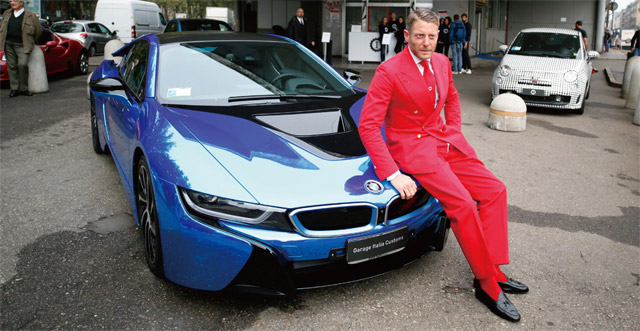 라포 엘칸은 슈트와 차의 색깔을 맞추는 스타일링을 하는 것으로 유명하다. 그는 “오늘 무엇을 입을지 정할 때 중요한 것은 어떤 차를 타고 나갈지에 달렸다”라고 밝힌 바 있다. <사진 : 블룸버그>