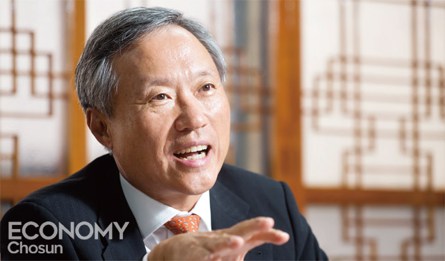 민선식 YBM 대표는 “영어는 시험 요령에 매달려서 실력을 올릴 수 있는 게 아니다”며 “외국어는 부단히 반복 연습해 말이든 글로든 재생할 수 있는 능력까지 키우는 훈련을 계속해야 한다”고 말했다. <사진 : C영상미디어 이신영>