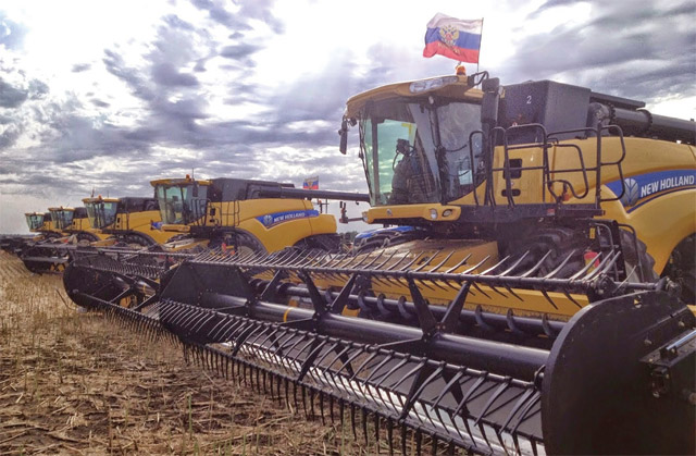 러시아 시베리아 지방 노보시브리스크의 한 밀 농장에서 트랙터가 작업을 하고 있다. <사진 : 블룸버그>