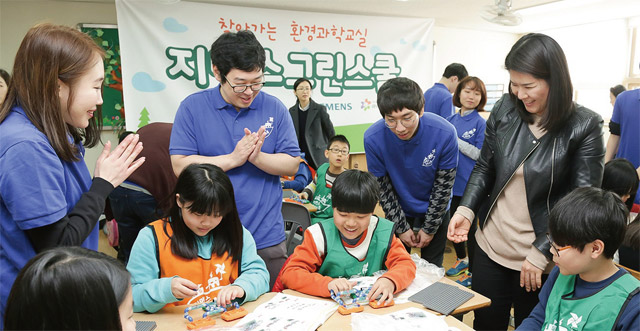 환경산업 비중이 높은 한국지멘스는 경기도를 비롯한 수도권 지역의 초등학교 및 지역아동센터를 방문, 환경보호와 과학교육의 기회를 제공하는 ‘지멘스 그린스쿨’을 운영하고 있다. <사진 : 한국지멘스>
