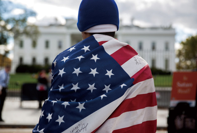 한 히스패닉계 이민자가 지난해 11월 백악관 앞에서 이민법 개정을 촉구하는 1인 시위를 벌이고 있다. <사진 : 블룸버그>