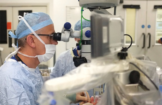영국 옥스퍼드대 존 래드클리프 병원에서 세계 최초로 안과 로봇 수술에 성공했다. 사진은 실제 수술장면. <사진 : 존 래드클리프 병원>