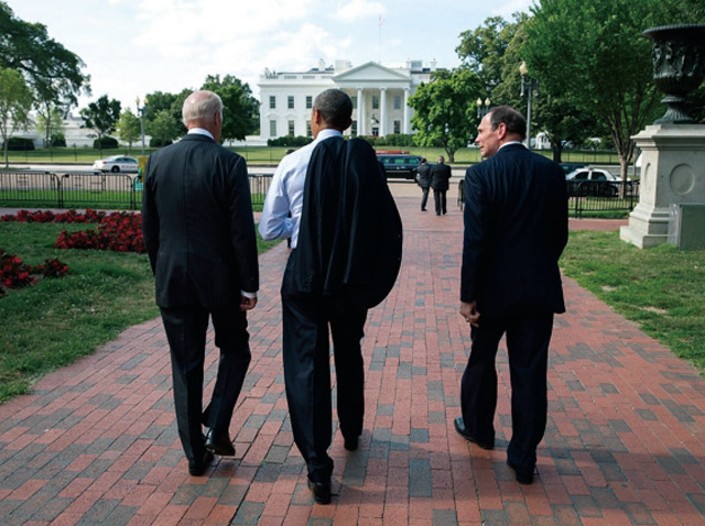 버락 오바마 대통령은 평소 ‘걷기 미팅’을 즐기는 리더로 유명하다. 사진은 2014년 로버트 맥도널드 보훈장관(왼쪽)과 오바마 대통령(가운데), 조 바이든 부통령이 백악관 근처 라파예트 광장을 걷는 모습. <사진: 미국 백악관>