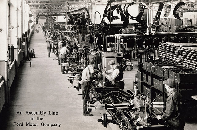 1900년대 초 미국 포드 자동차는 컨베이어 벨트를 활용해 자동차를 생산했다. 포드차는 그 당시 10만 명 이상의 사람을 고용했다. <사진 : 미 자동차박물관>