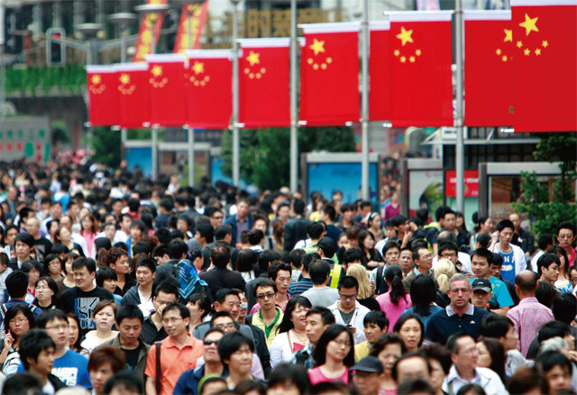 1980년대 이후 출생자들이 도시 근로자로 경제활동을 시작하면서 중국 전체 소비 패턴이 바뀌고 있다. 중국 베이징 번화가. <사진 : 블룸버그>