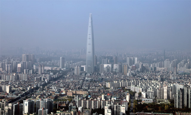 10월 18일 서울 하늘에서 바라본 제2롯데월드와 강남 아파트 단지. 한국의 생산가능인구가 내년부터 감소하지만 일본처럼 주택 가격이 내리지는 않을 것이라는 분석이 최근 제기됐다. <사진 : 연합뉴스>
