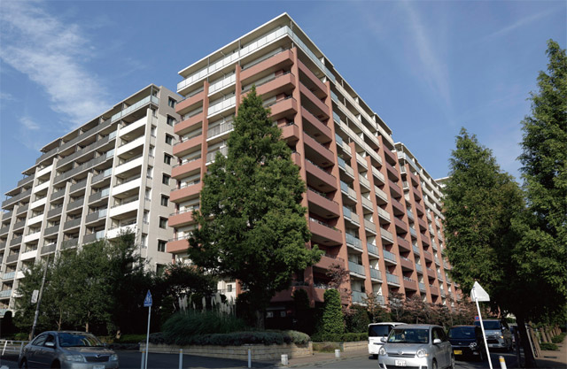 일본 요코하마의 아파트 단지. 일본은 1990년대 초 버블 붕괴 후 주택 가격이 하락하다가 최근 약간 반등했다. <사진 : 블룸버그>