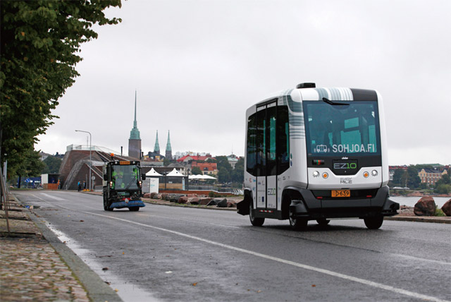 자율주행 셔틀버스인 이지마일EZ-10 모델이 핀란드 헬싱키 공공도로에서 시험주행을 하고 있다. 무인열차는 유럽 각지의 공항철도에 도입됐으나, 무인셔틀버스 운행은 여전히 시험 중이다. <사진 : 블룸버그>
