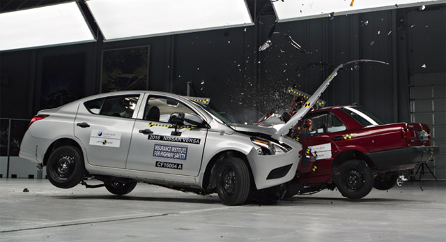 자동차 사고에 대한 우려 등으로 자율주행차보다 기차를 선호하는 수요도 분명 존재한다. 일본 닛산 자동차연구소의 차량 대 차량 충돌 사고 실험 현장. <사진 : 블룸버그>
