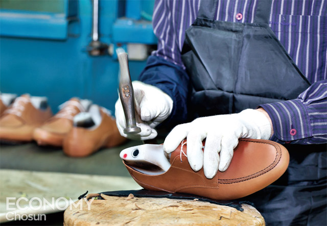 바이네르는 발이 편안한 신발을 뜻하는 ‘컴포트화’로 연간 500억원의 매출을 올리고 있다. 사진은 일산 본사 공장의 생산 현장. <사진 : C영상미디어 한준호>