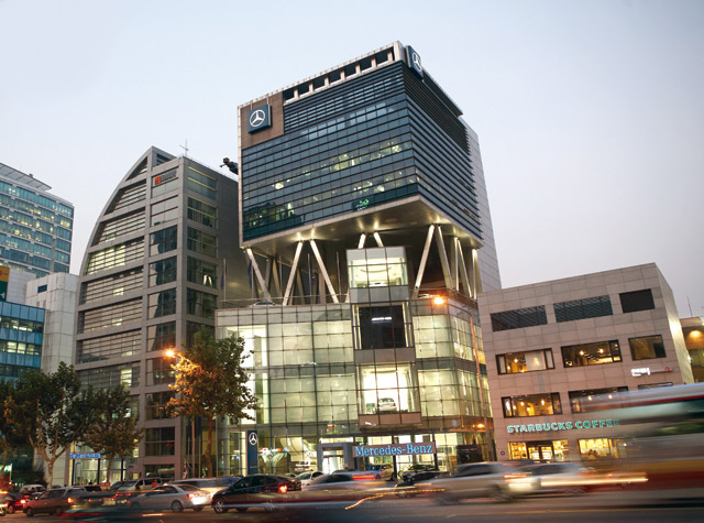 더클래스효성의 강남대로 전시장. 효성은 메르세데스-벤츠 외에도 도요타·렉서스·페라리·마세라티를 판매하고 있다.