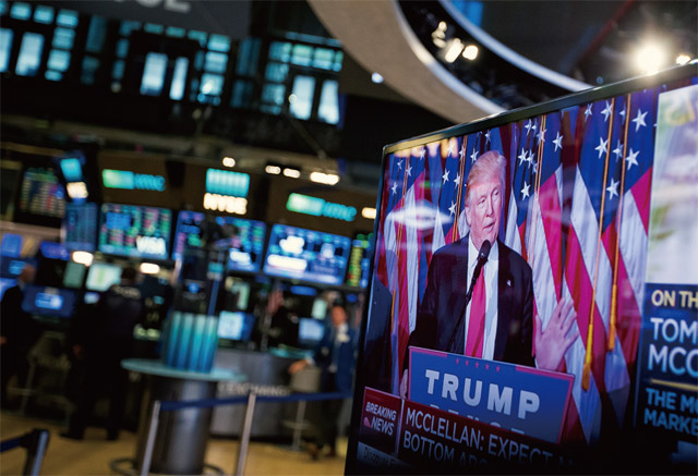트럼프가 당선된 이후 미국 주식시장에서 금융주가 크게 상승했다. 뉴욕증권거래소 TV 화면에 트럼프가 연설하는 모습이 방송되고 있다. <사진 : 블룸버그>