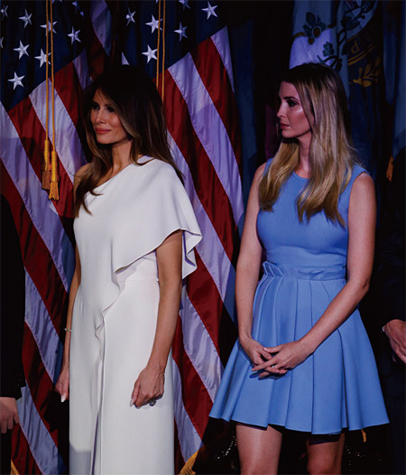 멜라니아 트럼프는 트럼프의 당선 축하 패션으로 한쪽 어깨를 드러낸, 랄프로렌의 점프 슈트를 선택했다. <사진 : 블룸버그>
