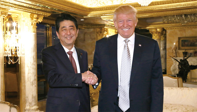아베 신조 일본 총리(왼쪽)가 지난 11월 17일(현지시간) 미국 뉴욕 맨해튼 소재 트럼프타워에서 도널드 트럼프 미국 대통령 당선인과 만나 인사하고 있다. <사진 : 페이스북 캡처>