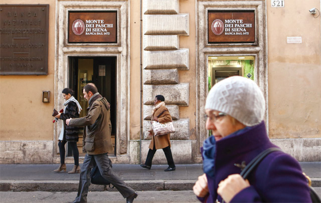 이탈리아에서 세번째로 큰 은행 방카 몬테 데이 파스키 디 시에나의 부실채권 비율은 34%에 이른다. 민간을 통한 자본확충이 이뤄지지 않는 경우 정부의 구제금융을 받아야 하지만, 정치 불안으로 회생 가능성에 빨간불이 켜졌다. <사진 : 블룸버그>