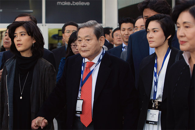 이건희 삼성전자 회장이 2010년 1월 미국 라스베이거스에서 열린 세계가전전시회(CES)에서 두 딸의 손을 꼭 잡고 전시장을 누비고 있다. 이 회장 왼쪽은 이부진 호텔신라 사장, 오른쪽은 이서현 삼성물산 패션 부문 사장. <사진 : 조선일보 DB>