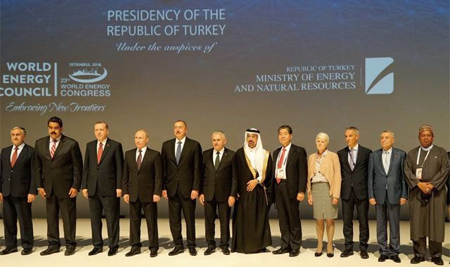 김영훈 세계에너지총회(WEC) 신임 회장(오른쪽에서 다섯번째)이 2016년 10월 터키 이스탄불에서 열린 WEC 총회에서 참석자들과 기념사진을 찍고 있다. <사진 : 대성그룹>