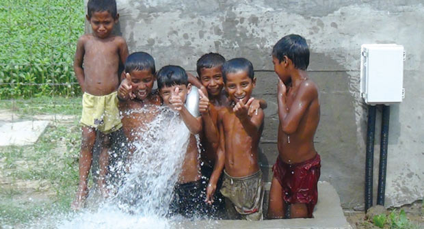 솔라윈 태양광 펌핑 시스템으로 끌어올린 지하수를 보고 기뻐하는 방글라데시 어린이들.