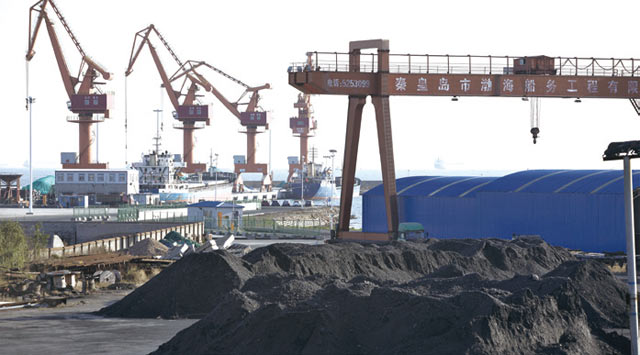 중국 정부의 석탄 생산량 감축 정책의 영향으로 2016년 1월부터 11월까지 11개월 동안 국제 석탄 가격은 100% 넘게 올랐다. 중국 석탄 광산 채굴 현장.