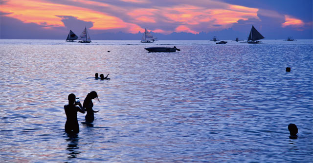노을이 곱게 물든 보라카이 해변에서 여행객들이 해수욕을 즐기고 있다. <사진 : 이우석>
