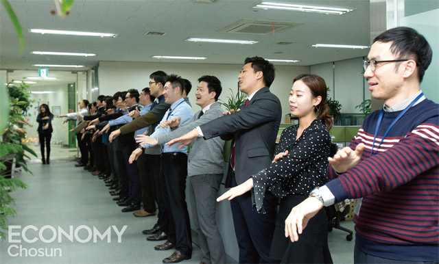 서린바이오사이언스 직원들이 오후 4시 반 사무실 복도에 모여 웃음페스티벌을 열고 있다. <사진 : C영상미디어 김종연>