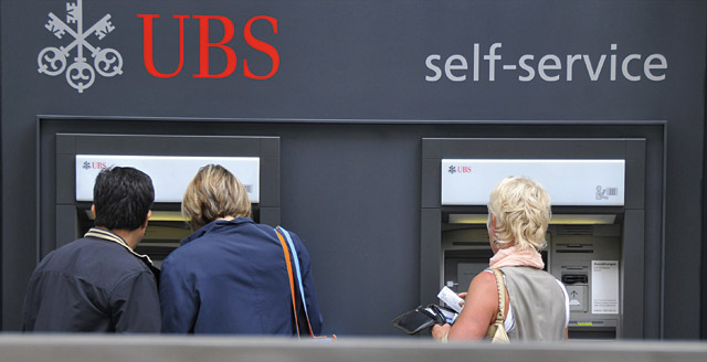 UBS를 비롯한 스위스 은행은 그동안 탈세자를 추적하는 외국 정부로부터 정보 공개 압력을 받았다. <사진 : 블룸버그>