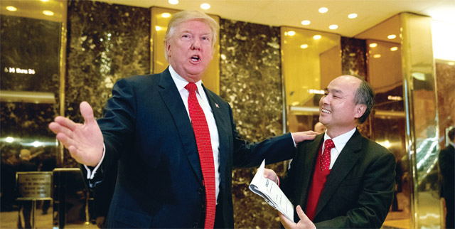 일본 소프트뱅크의 손정의 회장은 지난해 12월 도널드 트럼프 미국 대통령 당선인을 만나 미국 신생 기업에 500억달러(약 60조원)를 투자해 일자리 5만개를 만들겠다고 약속했다. <사진 : 연합뉴스>