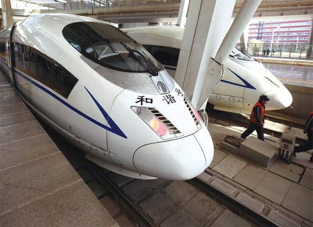 중국 베이징 남부역에서 출발 준비 중인 고속철의 모습. <사진 : 블룸버그>