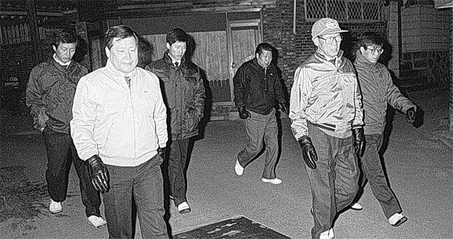 정몽구(왼쪽 두번째) 회장이 1988년 부친 고 정주영(오른쪽 두번째) 현대그룹 창업주와 이른 새벽에 출근하고 있다. <사진 : 조선일보 DB>