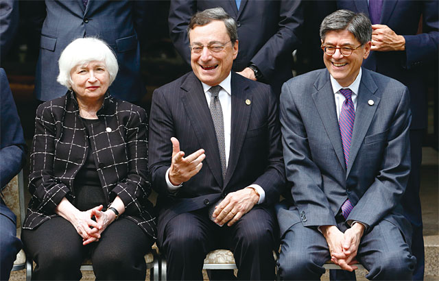 재닛 옐런 미국 연방준비제도이사회(FRB) 의장, 마리오 드라기 유럽중앙은행(ECB)총재, 제이콥 루 전 미국 재무장관(왼쪽부터)이 환담을 나누고 있다. <사진 : 블룸버그>