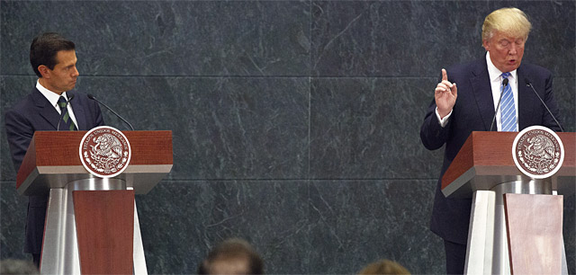 최근 멕시코에서는 도널드 트럼프 미국 대통령의 반(反)멕시코 정책에 대한 비판의 목소리가 높아지고 있다. 사진은 2016년 8월 멕시코시티에서 열린 합동회의에 참석한 엔리케 페냐 니에토 멕시코 대통령(왼쪽)과 도널드 트럼프 대통령(당시 공화당 대선 후보)의 모습. <사진 : 블룸버그>