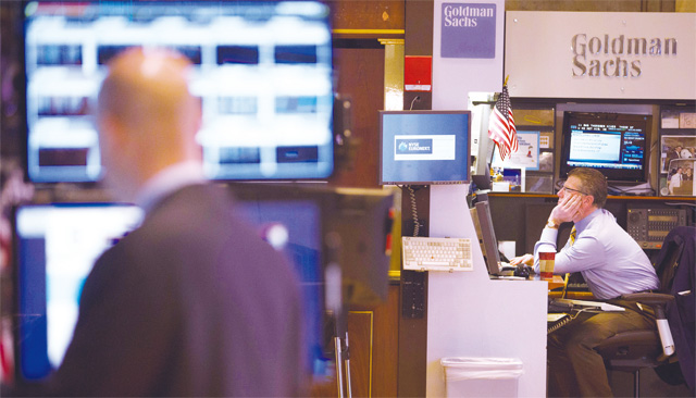 미국 뉴욕증권거래소에 있는 골드만삭스 전용 부스에서 트레이더가 모니터를 보고 있다. <사진 : 블룸버그>